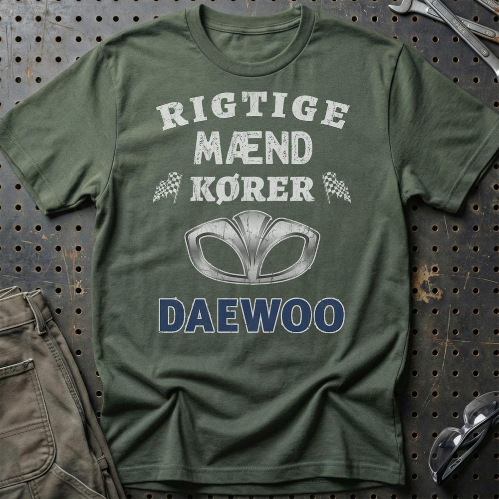 Daewoo Rigtige Mænd Kører T-Shirt-Beklædning-Daewoo-Grøn Militær-S-Garage Culture Shop- garage - man cave - merchandise