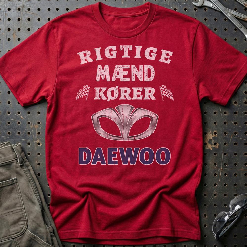 Daewoo Rigtige Mænd Kører - Unisex T-Shirt , Bomuld-Beklædning-Daewoo-Rød-S-Garage Culture Shop- garage - man cave - merchandise