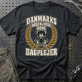 Dagplejer – Danmarks Nogenlunde Gode T-Shirt-Beklædning-Garage Culture-Sort-S-Garage Culture Shop- garage - man cave - merchandise