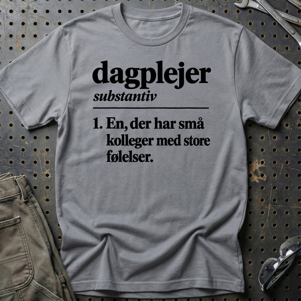 
Dagplejer – Definition T-Shirt – Grå Sport