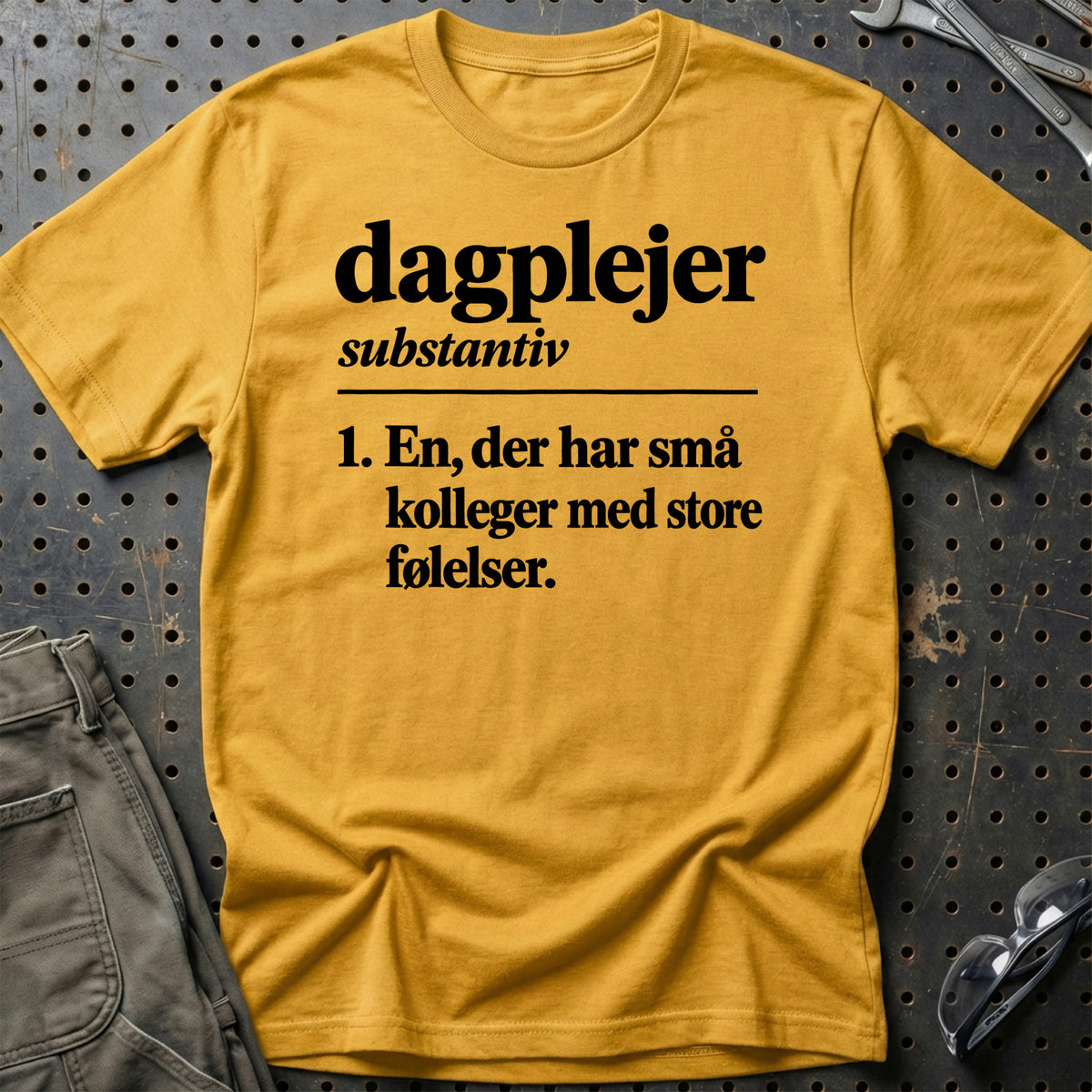
Dagplejer – Definition T-Shirt – Guld