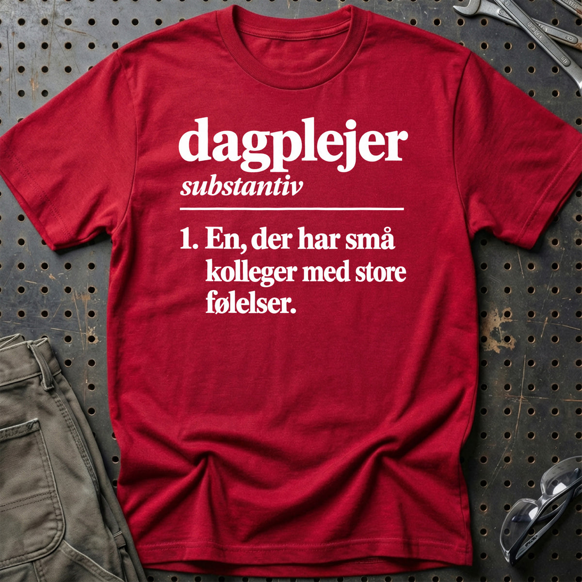 
Dagplejer – Definition T-Shirt – Rød