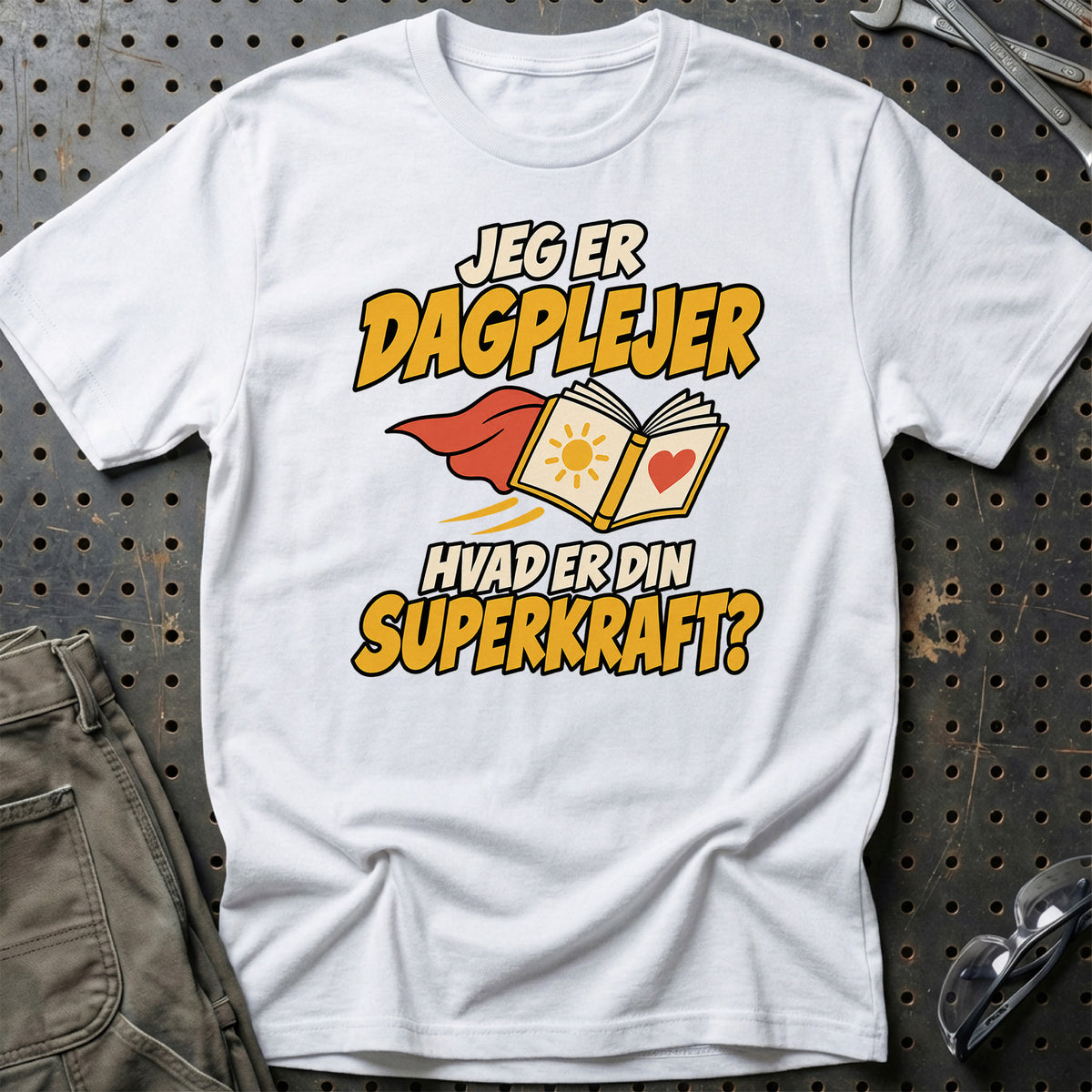 
Dagplejer – Hvad er din superkraft? – Unisex T-Shirt – Hvid
