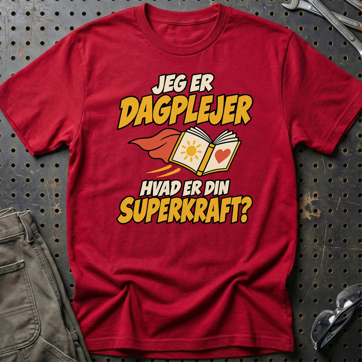 
Dagplejer – Hvad er din superkraft? – Unisex T-Shirt – Rød