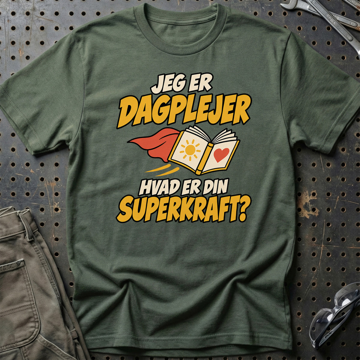 
Dagplejer – Hvad er din superkraft? – Unisex T-Shirt – Grøn Militær