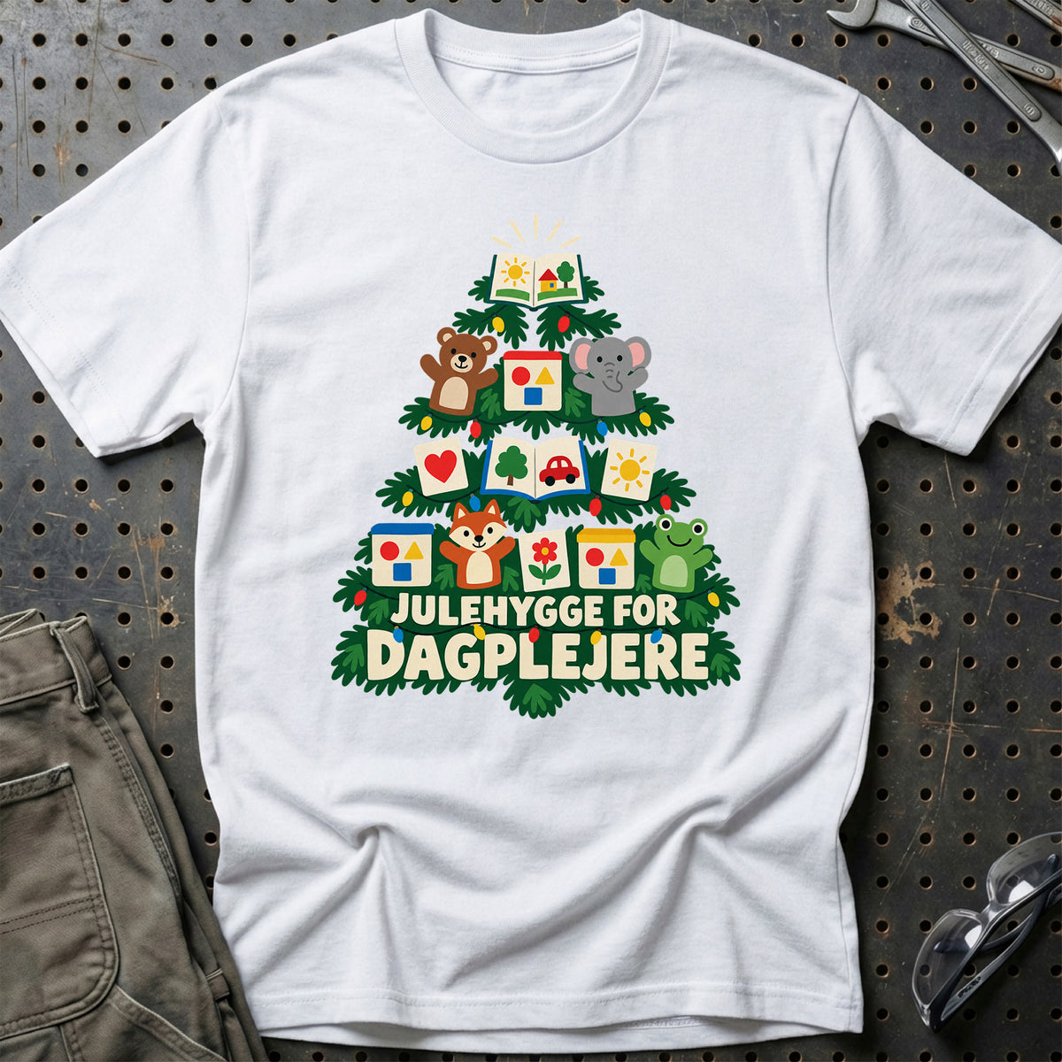 
Dagplejer – Julehygge – Unisex T-Shirt – Hvid