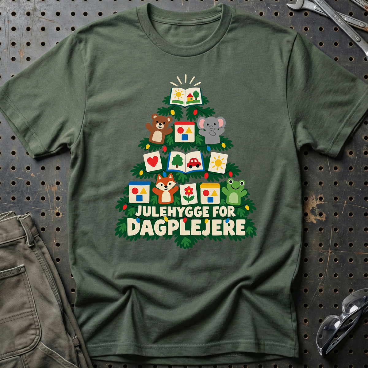 
Dagplejer – Julehygge – Unisex T-Shirt – Grøn Militær