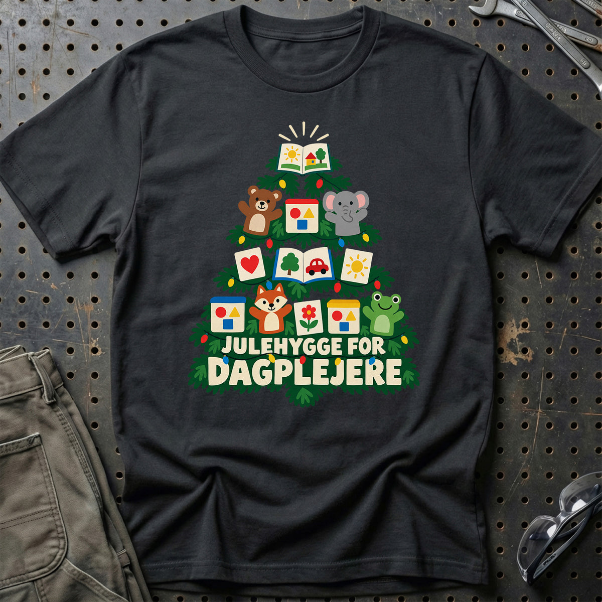 
Dagplejer – Julehygge – Unisex T-Shirt – Sort