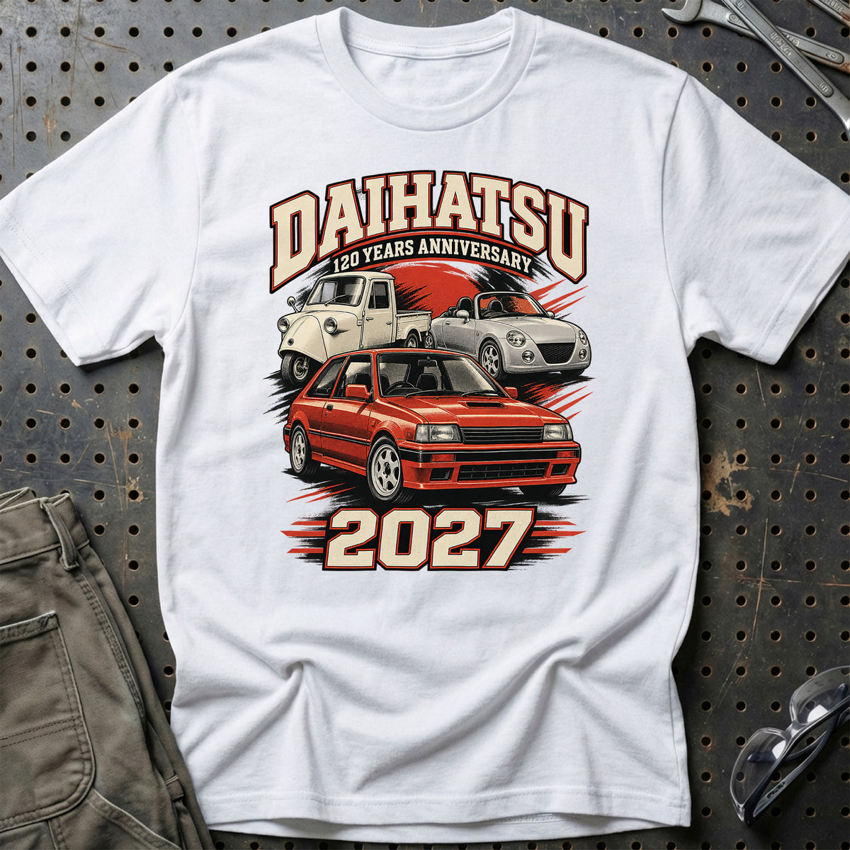 
Daihatsu – 120 Years Anniversary 2027 T-Shirt – Hvid