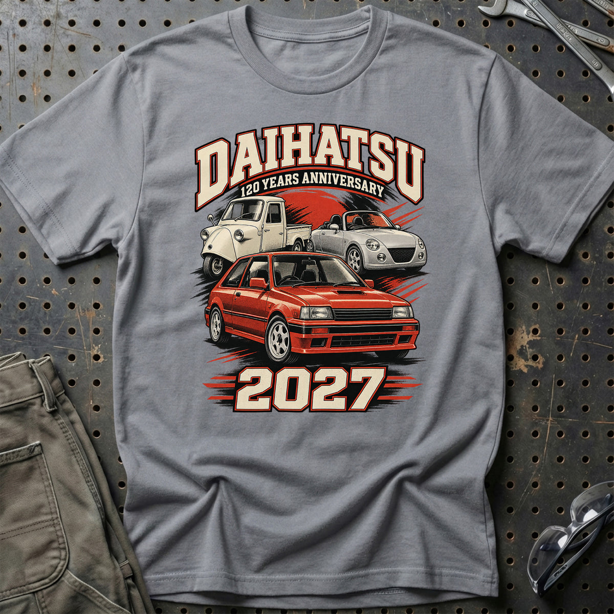 
Daihatsu – 120 Years Anniversary 2027 T-Shirt – Grå Sport