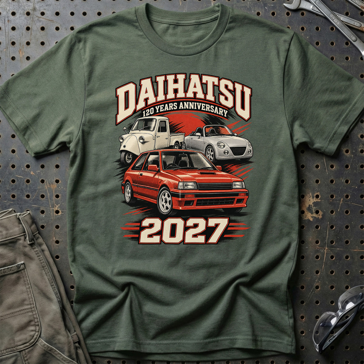
Daihatsu – 120 Years Anniversary 2027 T-Shirt – Grøn Militær