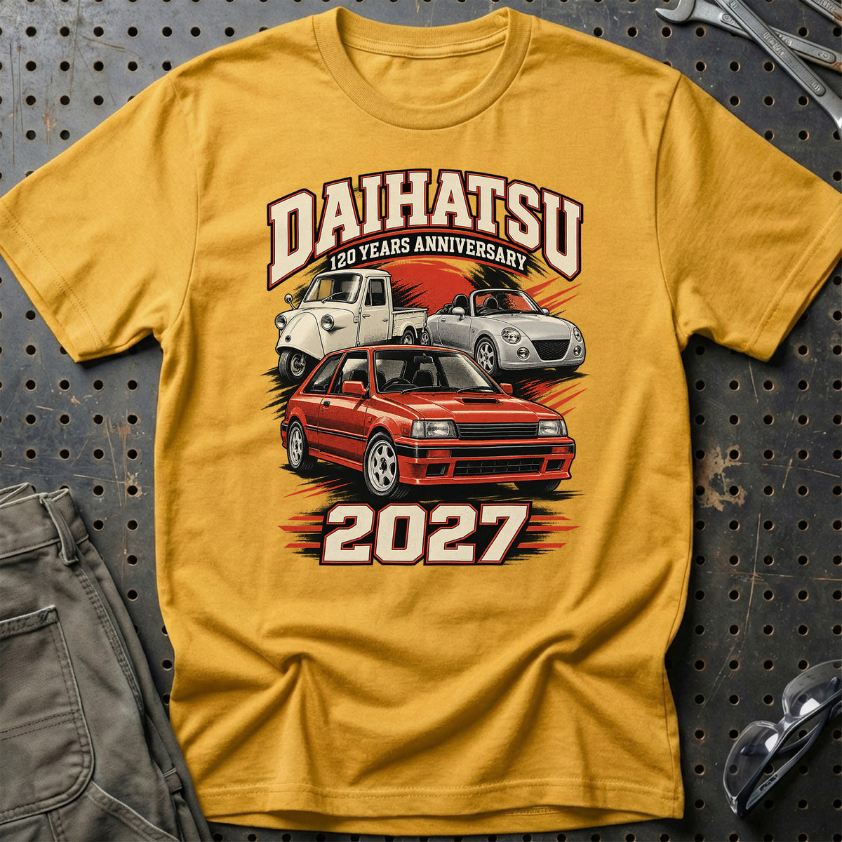 
Daihatsu – 120 Years Anniversary 2027 T-Shirt – Guld