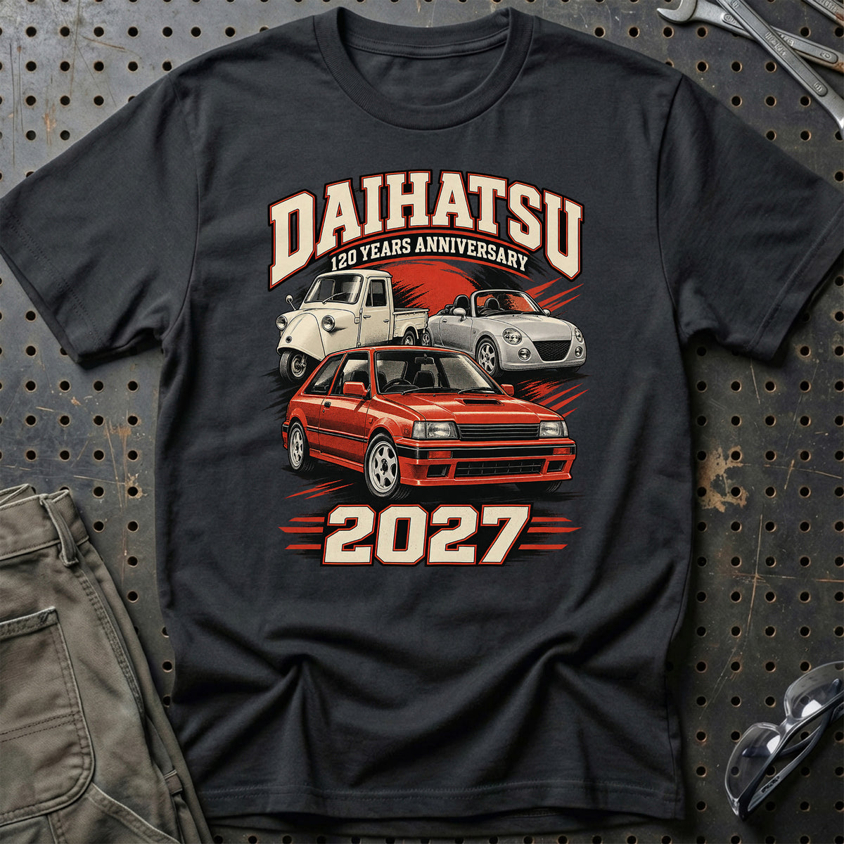 
Daihatsu – 120 Years Anniversary 2027 T-Shirt – Sort