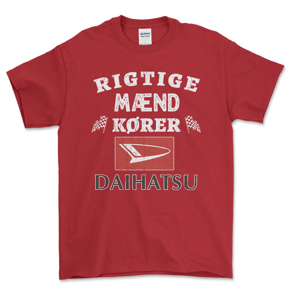 Daihatsu Rigtige Mænd Kører - Unisex T-Shirt , Bomuld-Beklædning-Daihatsu-Rød-S-Forside-Garage Culture Shop- garage - man cave - merchandise