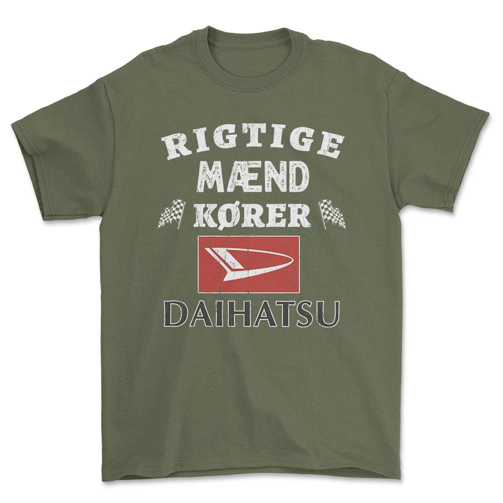 Daihatsu Rigtige Mænd Kører - Unisex T-Shirt , Bomuld-Beklædning-Daihatsu-Grøn Militær-S-Forside-Garage Culture Shop- garage - man cave - merchandise