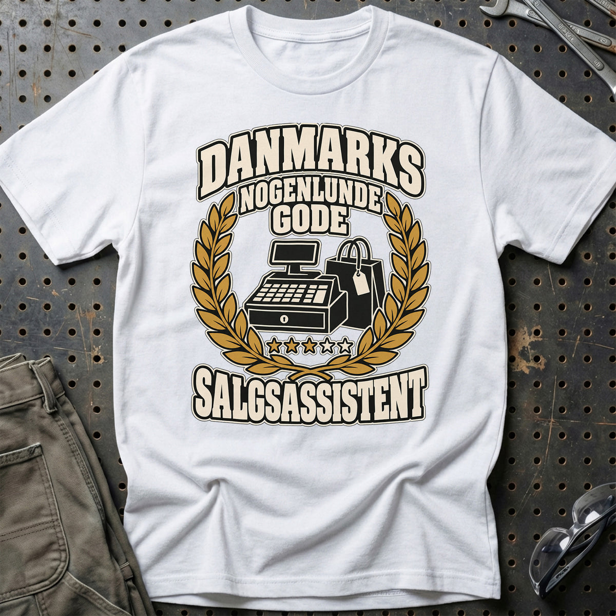 
Danmarks Nogenlunde Gode Salgsassistent T-Shirt – Hvid – print på forsiden