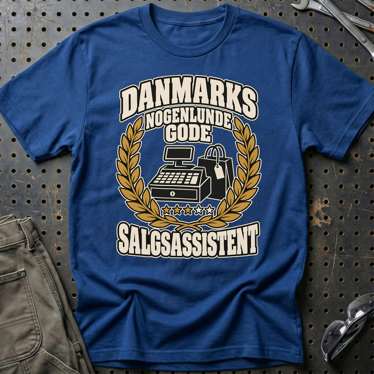 
Danmarks Nogenlunde Gode Salgsassistent T-Shirt – Blå Royal – print på forsiden