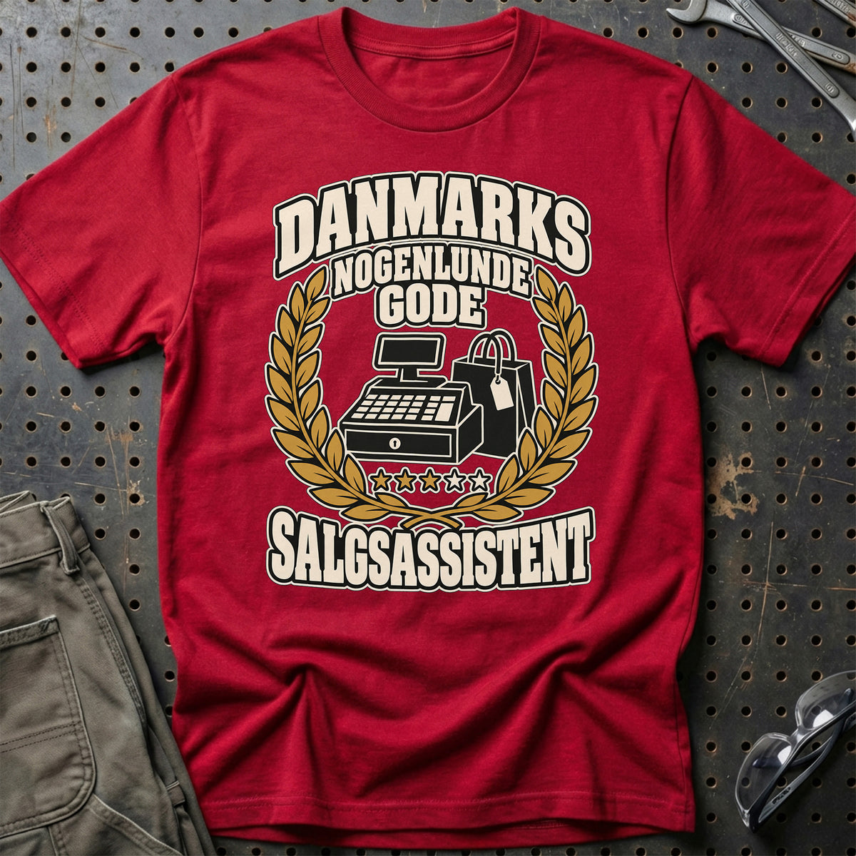 
Danmarks Nogenlunde Gode Salgsassistent T-Shirt – Rød – print på forsiden