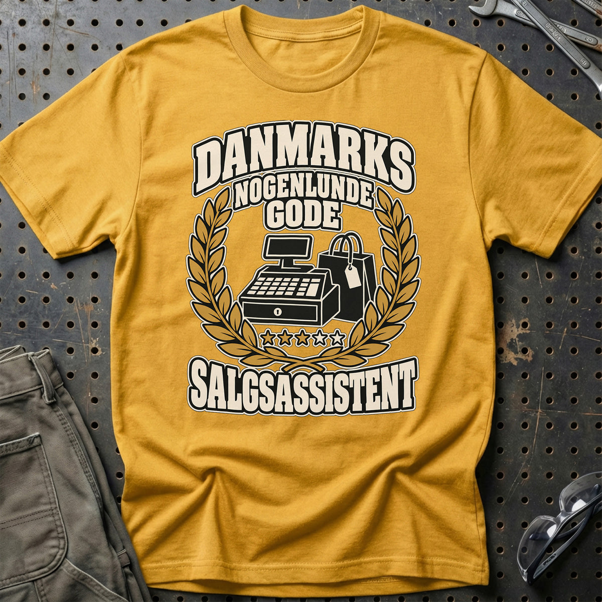 
Danmarks Nogenlunde Gode Salgsassistent T-Shirt – Guld – print på forsiden