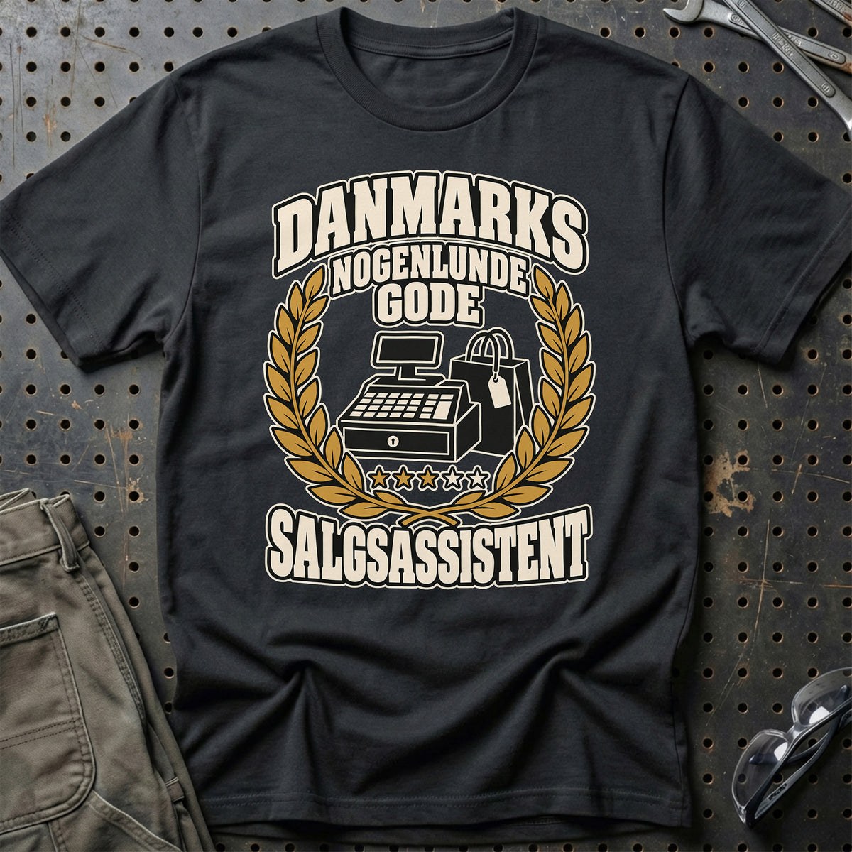 
Danmarks Nogenlunde Gode Salgsassistent T-Shirt – Sort – print på forsiden