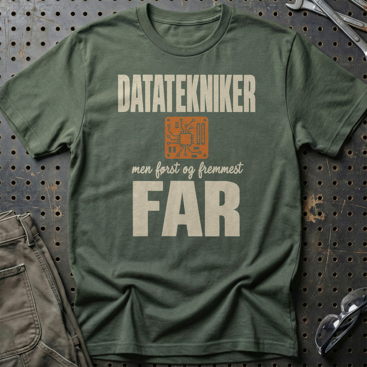
Produktbillede af Datatekniker – Men Først Og Fremmest Far T-Shirt