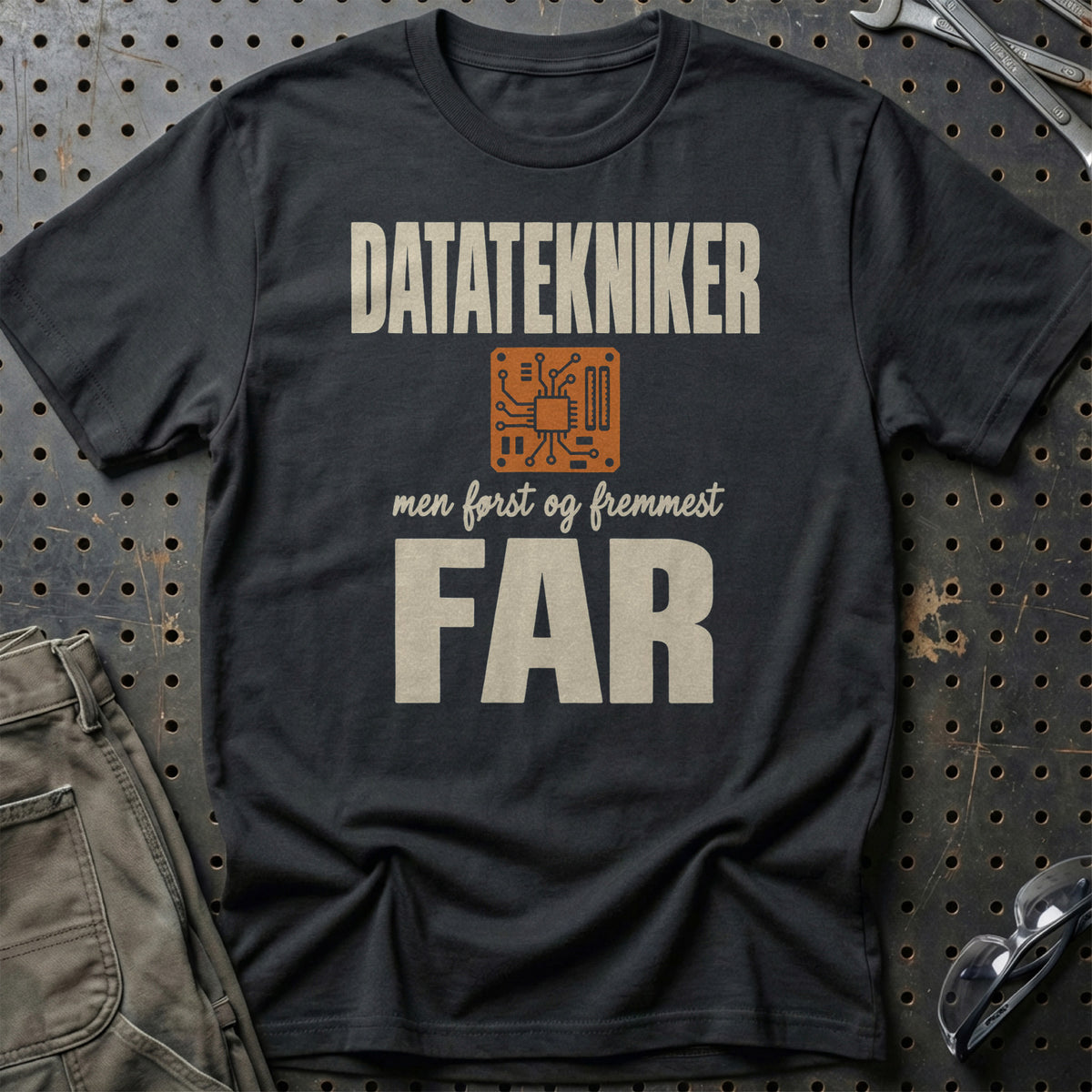 
Produktbillede af Datatekniker – Men Først Og Fremmest Far T-Shirt