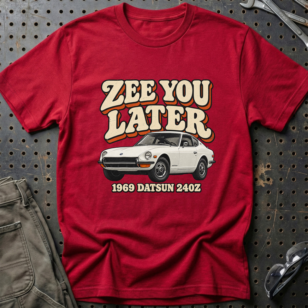 
Datsun 240Z 1969 – Zee You Later T-Shirt – Rød