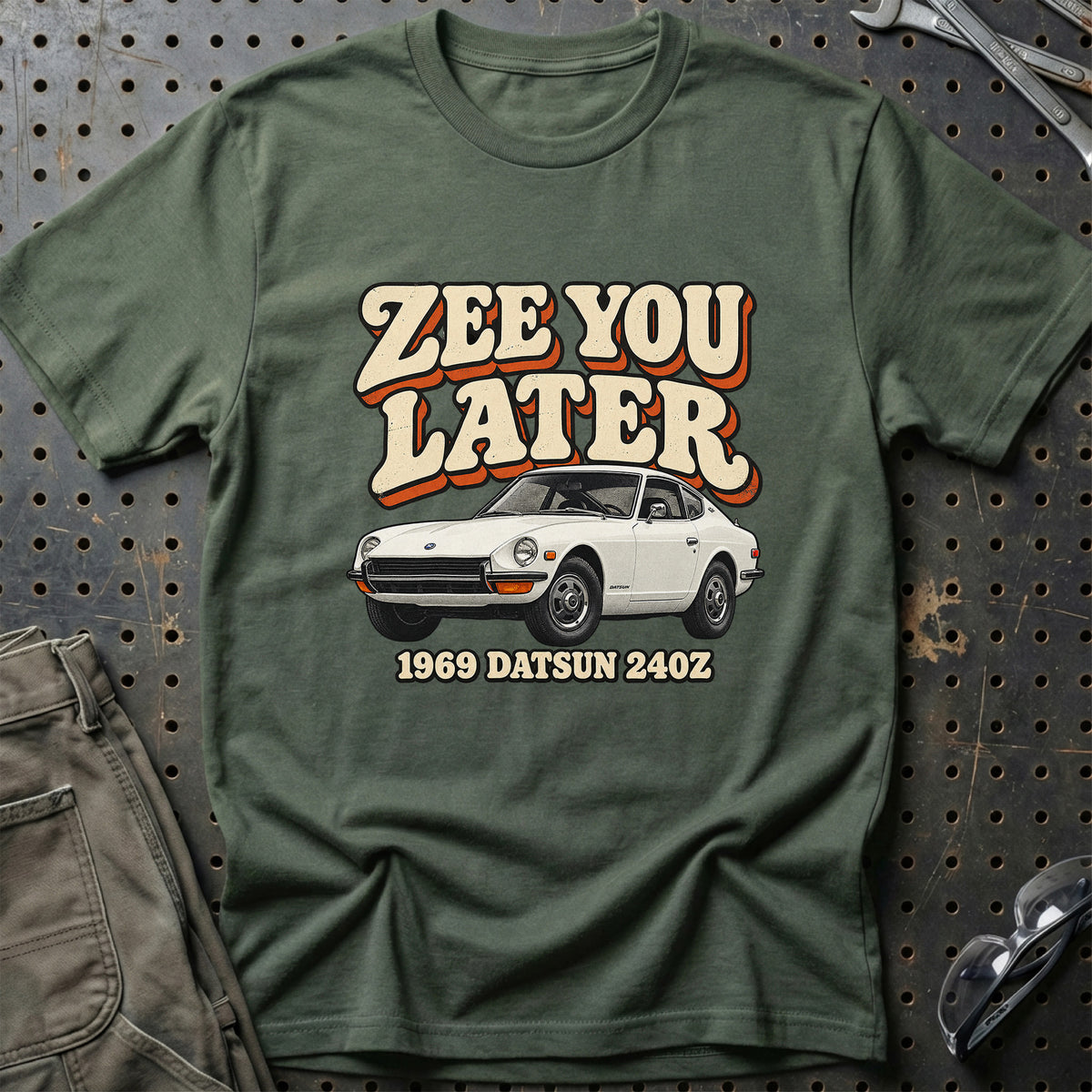 
Datsun 240Z 1969 – Zee You Later T-Shirt – Grøn Militær