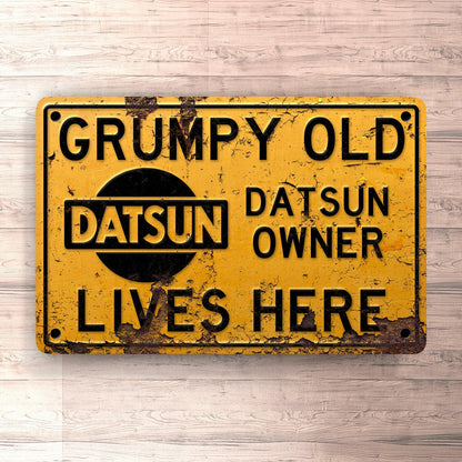 Datsun Grumpy Old Datsun Owner Lives Here Skilte, Musemåtte, Dørmåtte , Plakat-Skilte-Datsun-Garage Culture Shop- garage - man cave - merchandise
