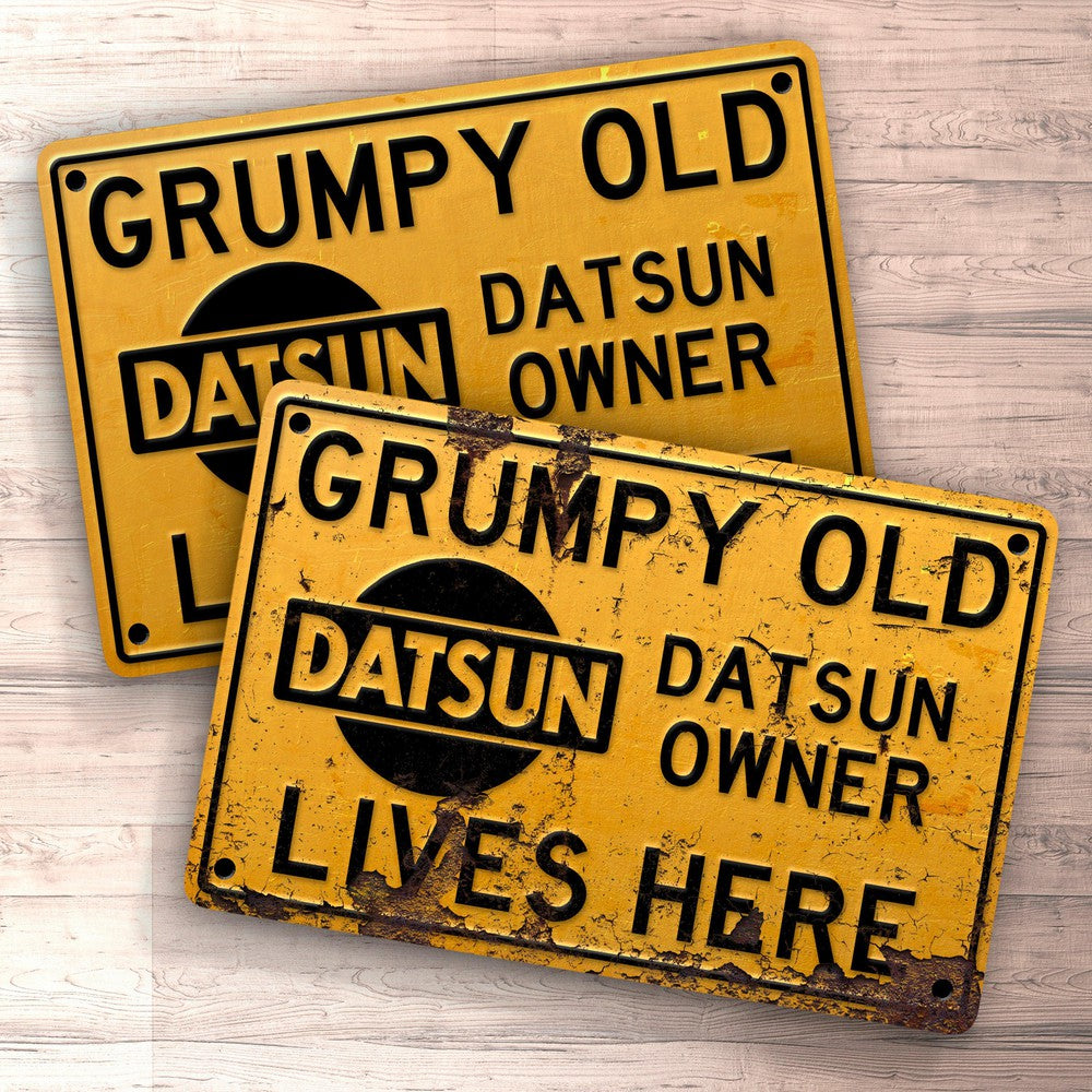 Datsun Grumpy Old Datsun Owner Lives Here Skilte, Musemåtte, Dørmåtte , Plakat-Skilte-Datsun-Garage Culture Shop- garage - man cave - merchandise