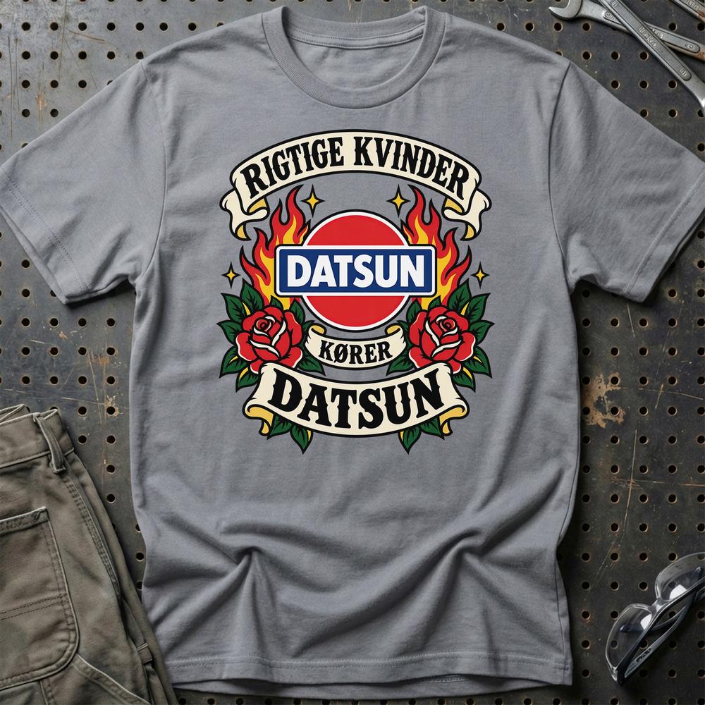 
Produktbillede af Datsun Rigtige Kvinder Kører – Roser og Flammer T-Shirt