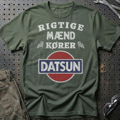 Datsun Rigtige Mænd Kører - Unisex T-Shirt , Bomuld-Beklædning-Datsun-Grøn Militær-S-Garage Culture Shop- garage - man cave - merchandise