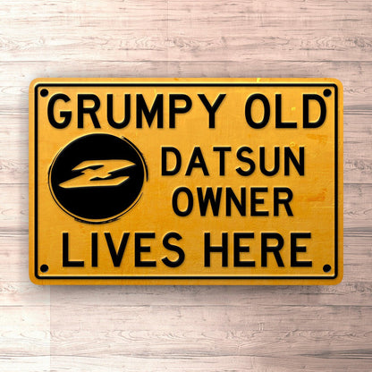 Datsun Z Grumpy Old Datsun Z Owner Lives Here Skilte, Musemåtte, Dørmåtte-Skilte-Datsun-Garage Culture Shop- garage - man cave - merchandise