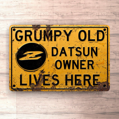 Datsun Z Grumpy Old Datsun Z Owner Lives Here Skilte, Musemåtte, Dørmåtte-Skilte-Datsun-Garage Culture Shop- garage - man cave - merchandise