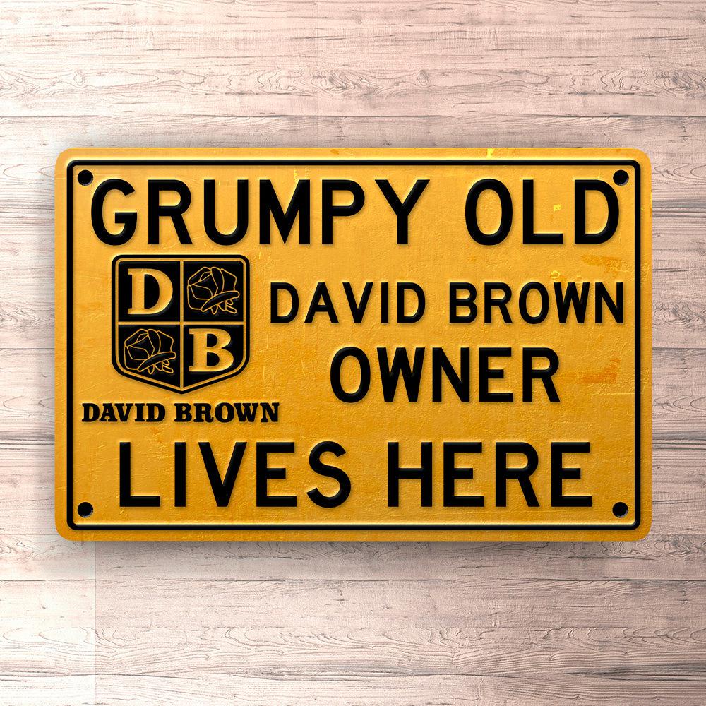 David Brown Grumpy Old David Brown Owner Lives Here Skilte, Musemåtte, Dørmåtte , Plakat-Skilte-David Brown-Garage Culture Shop- garage - man cave - merchandise