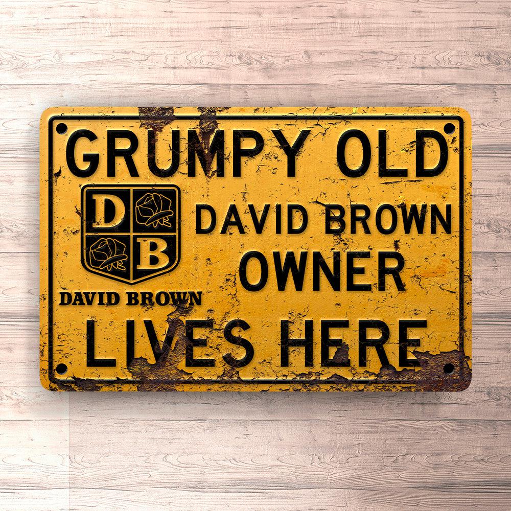David Brown Grumpy Old David Brown Owner Lives Here Skilte, Musemåtte, Dørmåtte , Plakat-Skilte-David Brown-Garage Culture Shop- garage - man cave - merchandise