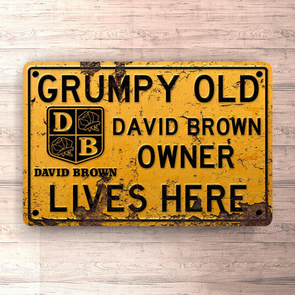 David Brown Grumpy Old David Brown Owner Lives Here Skilte, Musemåtte, Dørmåtte , Plakat-Skilte-David Brown-Garage Culture Shop- garage - man cave - merchandise