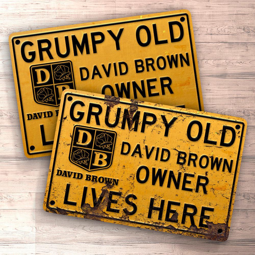 David Brown Grumpy Old David Brown Owner Lives Here Skilte, Musemåtte, Dørmåtte , Plakat-Skilte-David Brown-Garage Culture Shop- garage - man cave - merchandise