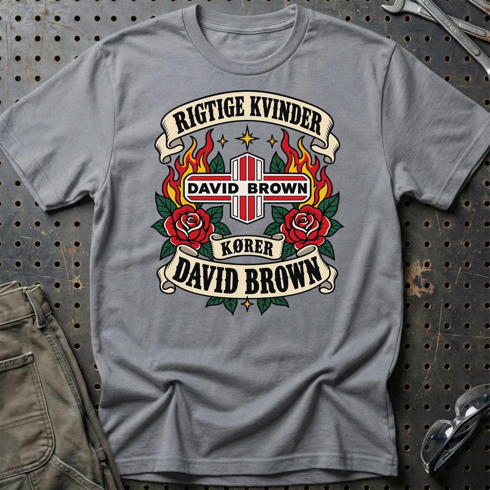 
Produktbillede af David Brown Rigtige Kvinder Kører – Roser og Flammer T-Shirt