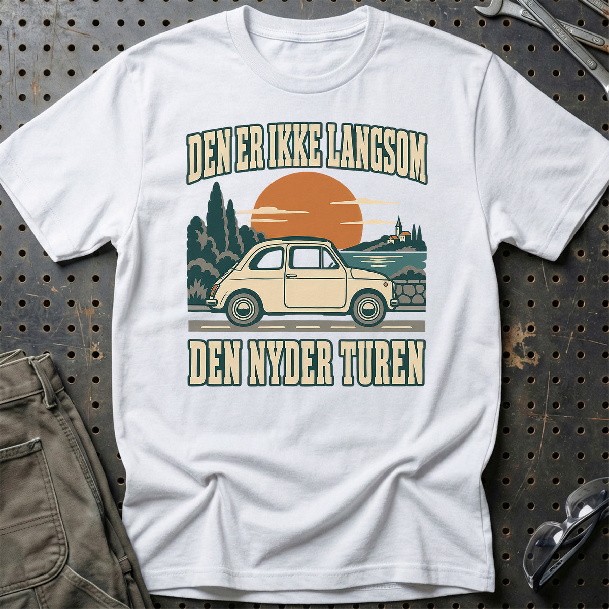 
Den er ikke langsom – Den nyder turen T-Shirt – Hvid