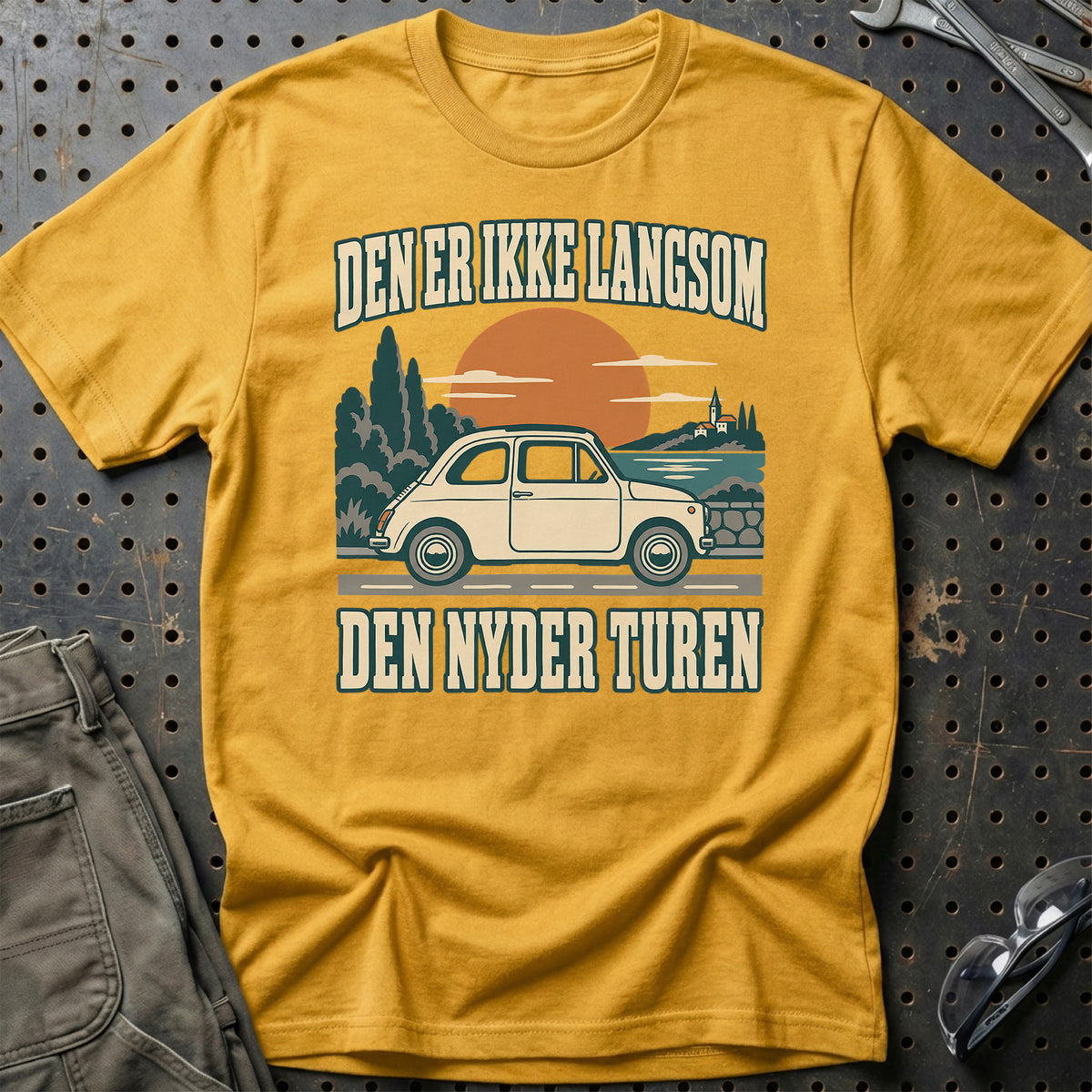 
Den er ikke langsom – Den nyder turen T-Shirt – Guld