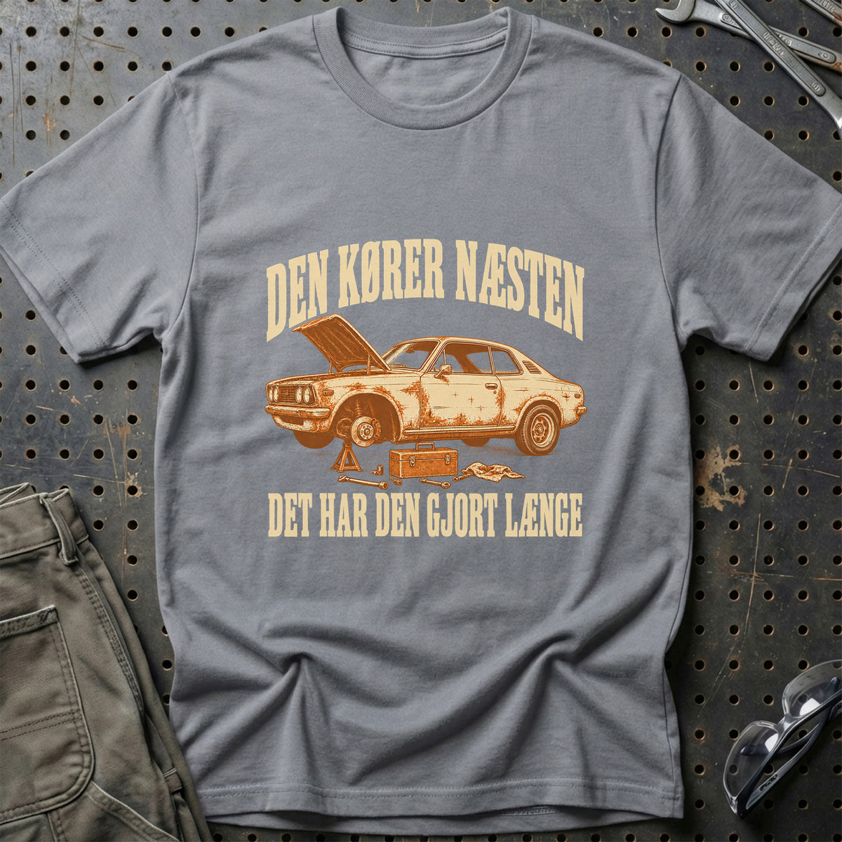 
Produktbillede af Den kører næsten – Det har den gjort længe T-Shirt