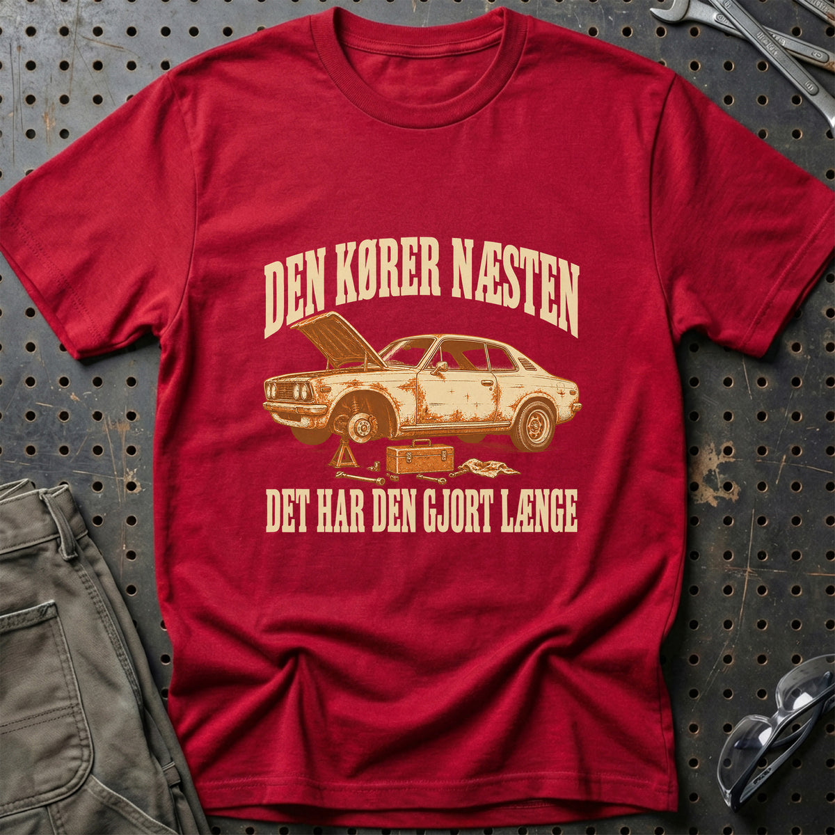 
Produktbillede af Den kører næsten – Det har den gjort længe T-Shirt