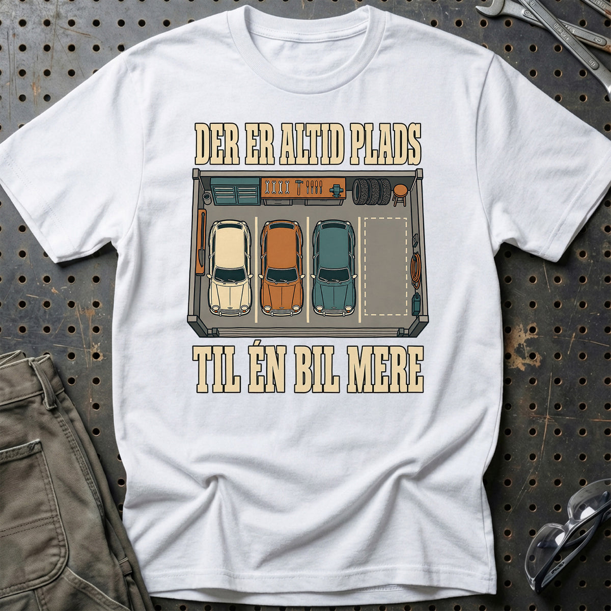 
Der er altid plads – Til én bil mere T-Shirt – Hvid