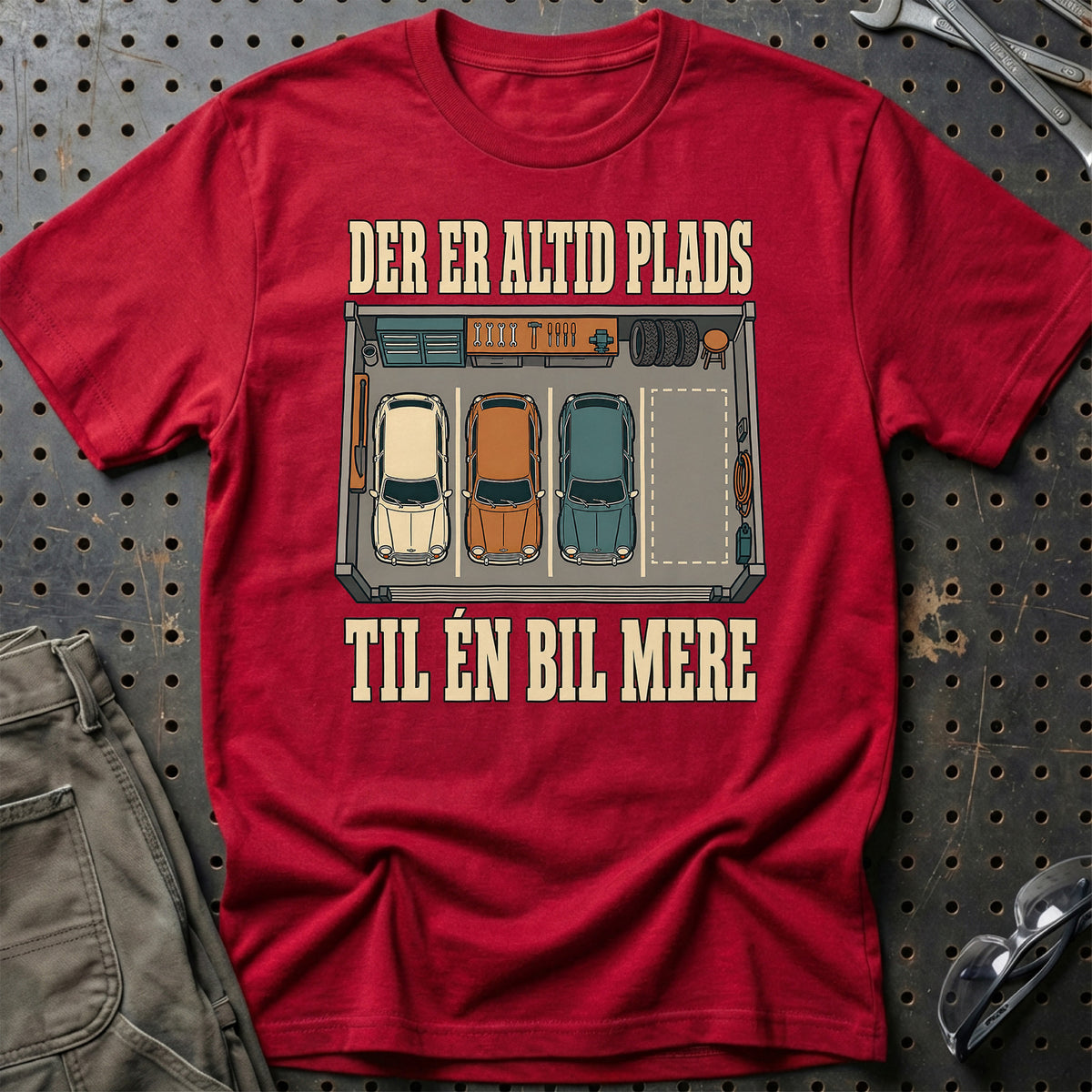 
Der er altid plads – Til én bil mere T-Shirt – Rød