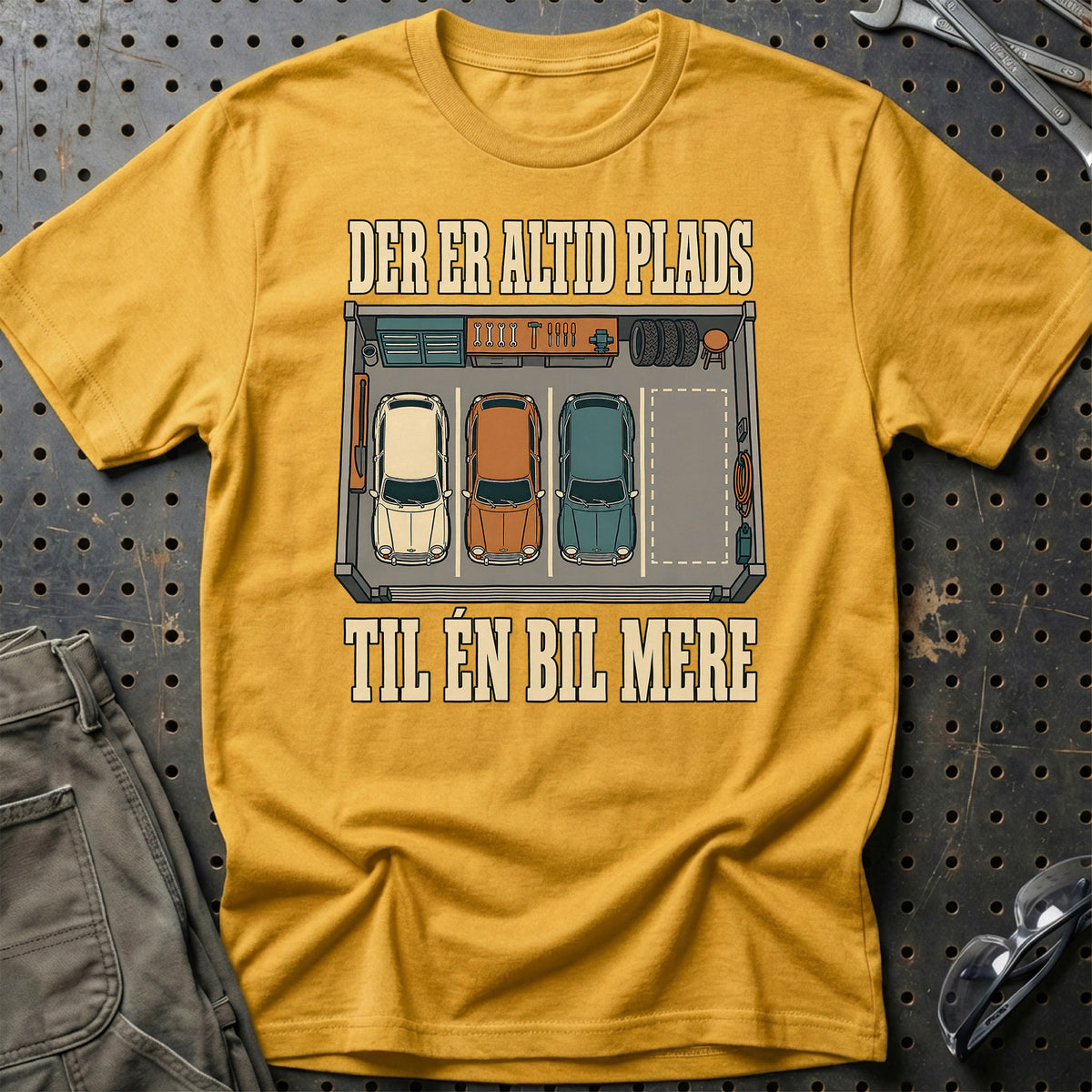 
Der er altid plads – Til én bil mere T-Shirt – Guld