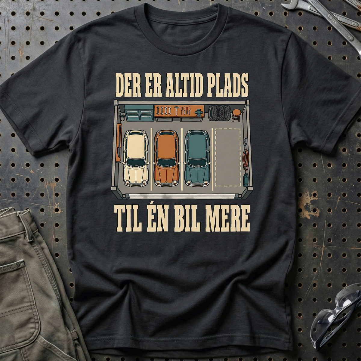 
Der er altid plads – Til én bil mere T-Shirt – Sort