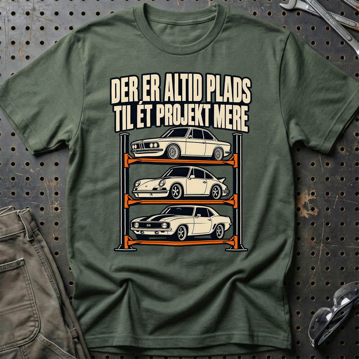 
Der er altid plads – Til ét projekt mere T-Shirt – Grøn Militær