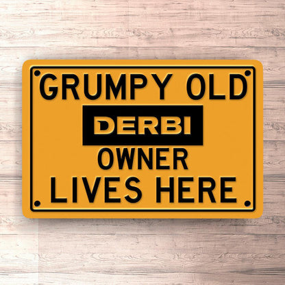 Derbi Grumpy Old Derbi Owner Lives Here Skilte, Musemåtte, Dørmåtte-Skilte-Derbi-Garage Culture Shop- garage - man cave - merchandise