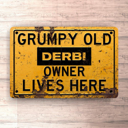 Derbi Grumpy Old Derbi Owner Lives Here Skilte, Musemåtte, Dørmåtte-Skilte-Derbi-Garage Culture Shop- garage - man cave - merchandise
